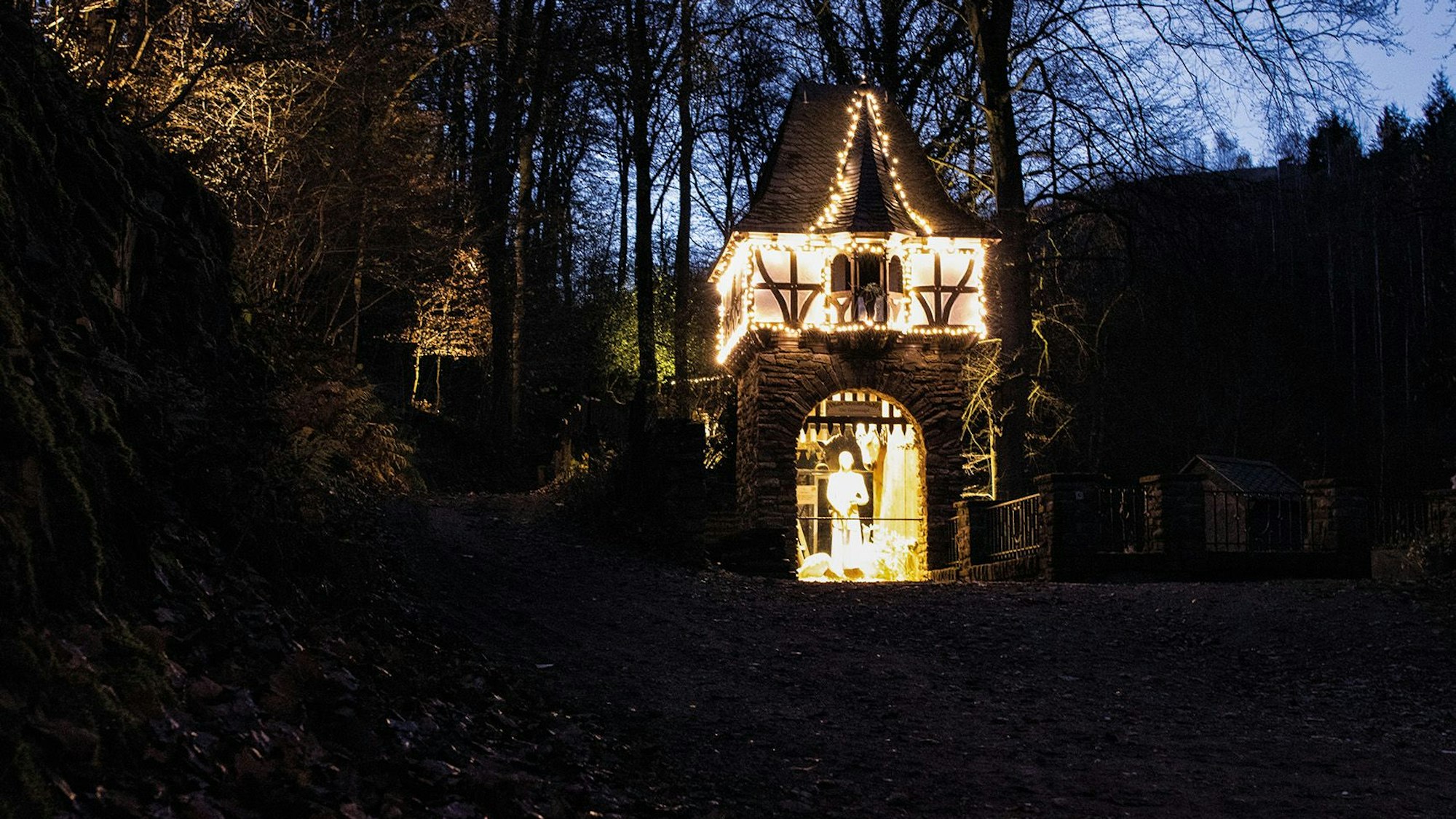 beleuchtetes Haus im Märchenweihnachtswald