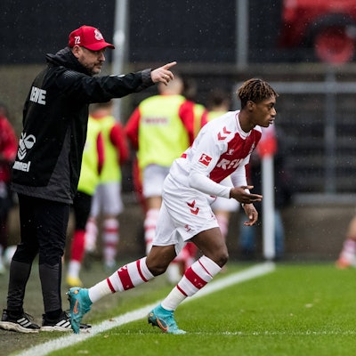 Testspiel: 1. FC Koeln - Lommel SK 14.01.2023 Justin Diehl 1. FC Koeln, 49 wird eingewechselt, dahinter Steffen Baumgart Trainer 1. FC Koeln Testspiel: 1. FC Koeln - Lommel SK Koeln, Geissbockheim DFB REGULATIONS PROHIBIT ANY USE OF PHOTOGRAPHS AS IMAGE SEQUENCES AND/OR QUASI-VIDEO. *** Test match 1 FC Koeln Lommel SK 14 01 2023 Justin Diehl 1 FC Koeln, 49 is substituted, behind Steffen Baumgart coach 1 FC Koeln Test match 1 FC Koeln Lommel SK Koeln, Geissbockheim DFB REGULATIONS PROHIBIT ANY USE OF PHOTOGRAPHS AS IMAGE SEQUENCES AND OR QUASI VIDEO Copyright: xBEAUTIFULxSPORTS/Wunderlx