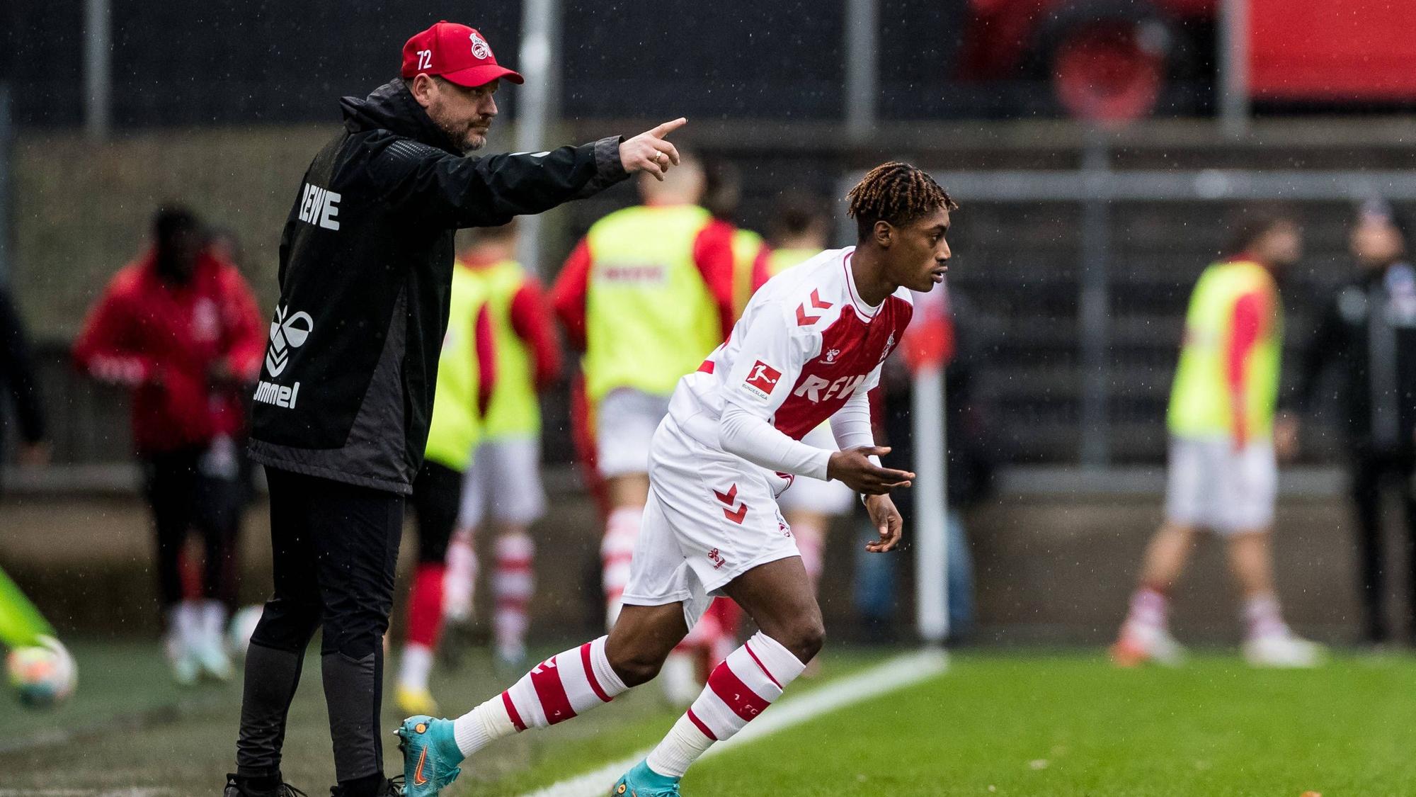 Testspiel: 1. FC Koeln - Lommel SK 14.01.2023 Justin Diehl 1. FC Koeln, 49 wird eingewechselt, dahinter Steffen Baumgart Trainer 1. FC Koeln Testspiel: 1. FC Koeln - Lommel SK Koeln, Geissbockheim DFB REGULATIONS PROHIBIT ANY USE OF PHOTOGRAPHS AS IMAGE SEQUENCES AND/OR QUASI-VIDEO. *** Test match 1 FC Koeln Lommel SK 14 01 2023 Justin Diehl 1 FC Koeln, 49 is substituted, behind Steffen Baumgart coach 1 FC Koeln Test match 1 FC Koeln Lommel SK Koeln, Geissbockheim DFB REGULATIONS PROHIBIT ANY USE OF PHOTOGRAPHS AS IMAGE SEQUENCES AND OR QUASI VIDEO Copyright: xBEAUTIFULxSPORTS/Wunderlx