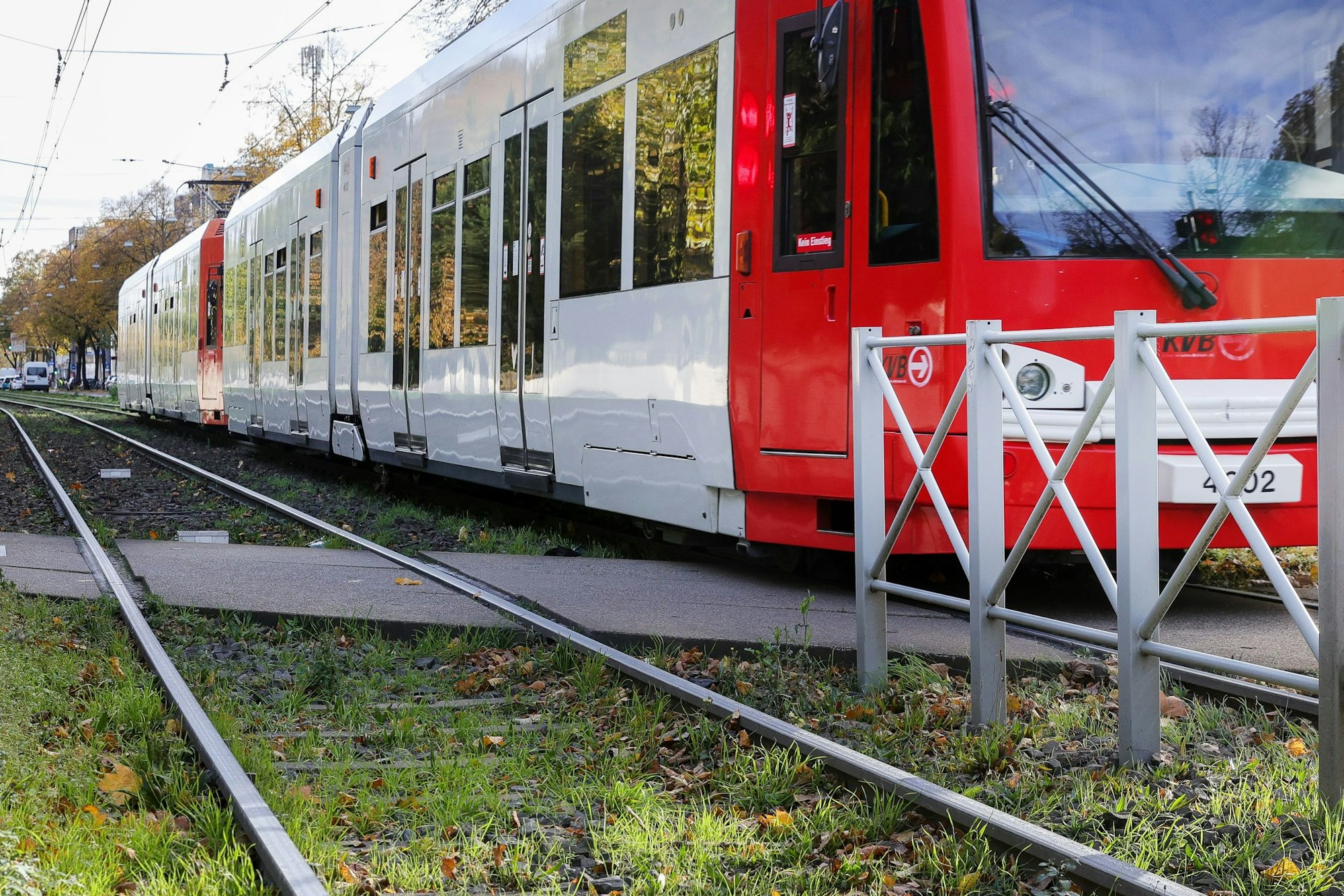 Zu sehen sind Bahnschienen und eine Straßenbahn der KVB.