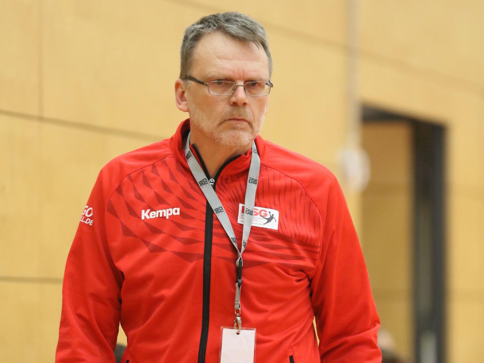 HSG-Euskirchen-Trainer Marco Matheis schaut konzentiert.