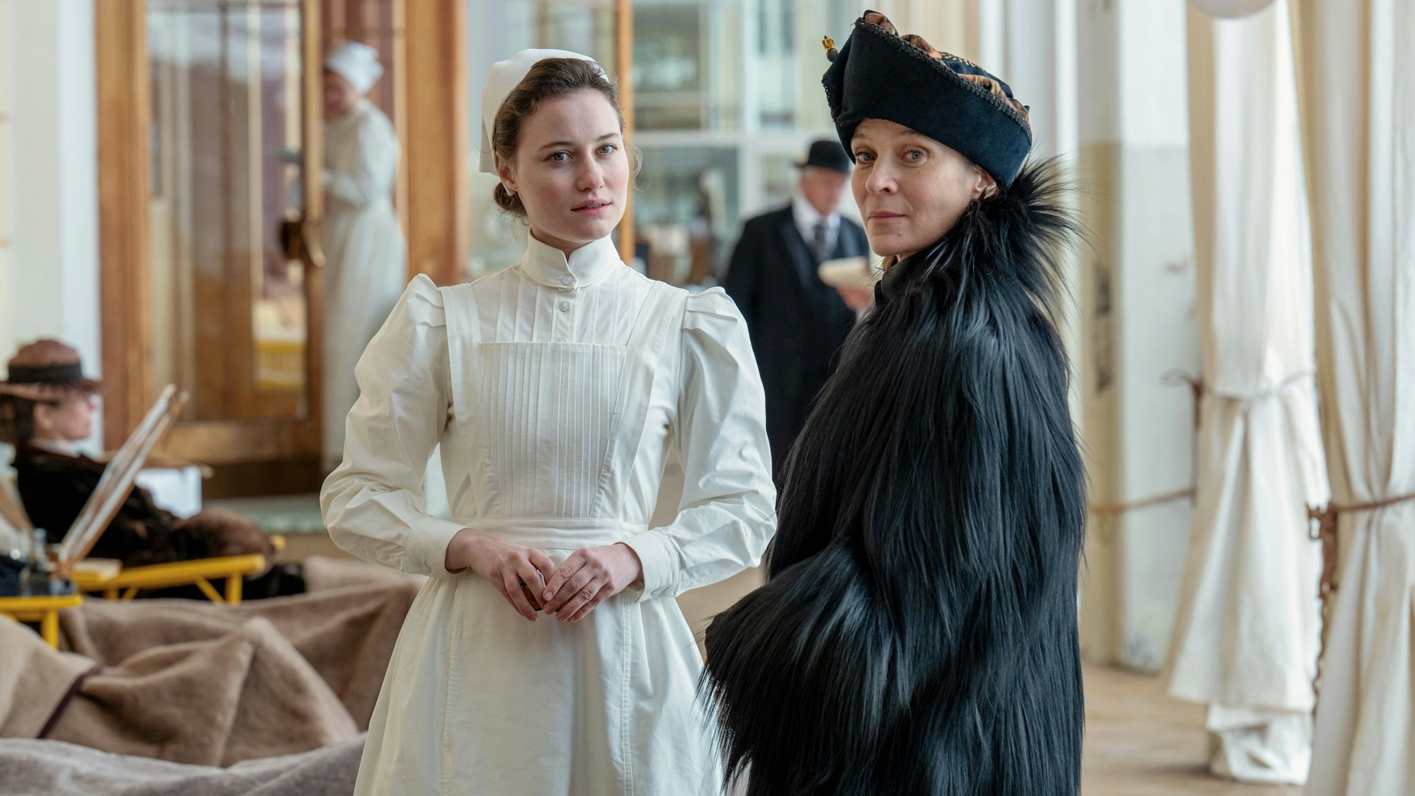 Die Charaktere Johanna Gabathuler (gespielt von Dominique Devenport) und Gräfin Ilse von Hausner (gespielt von Jeanette Hain) in einer Szene der Serie „Davos 1917“.