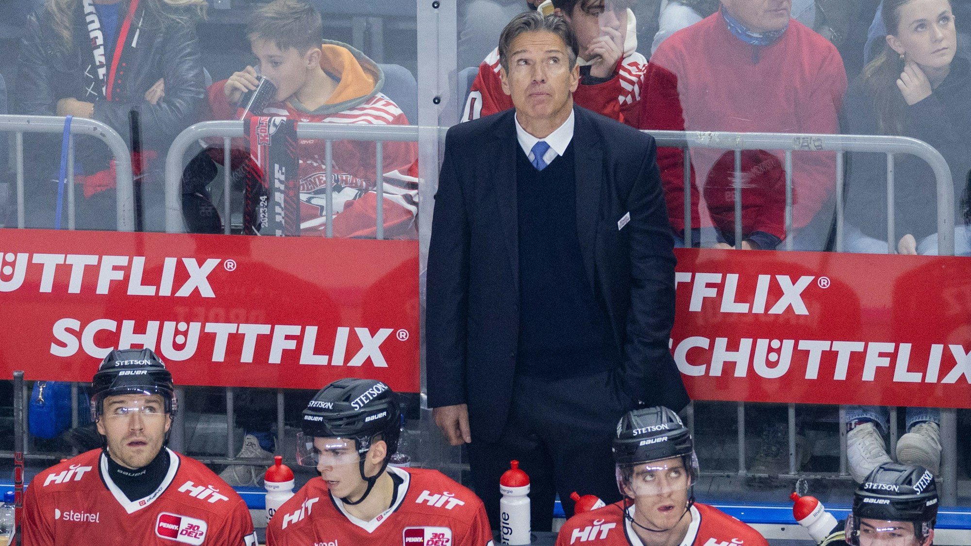 Kölns Trainer Uwe Krupp blickt nach oben.