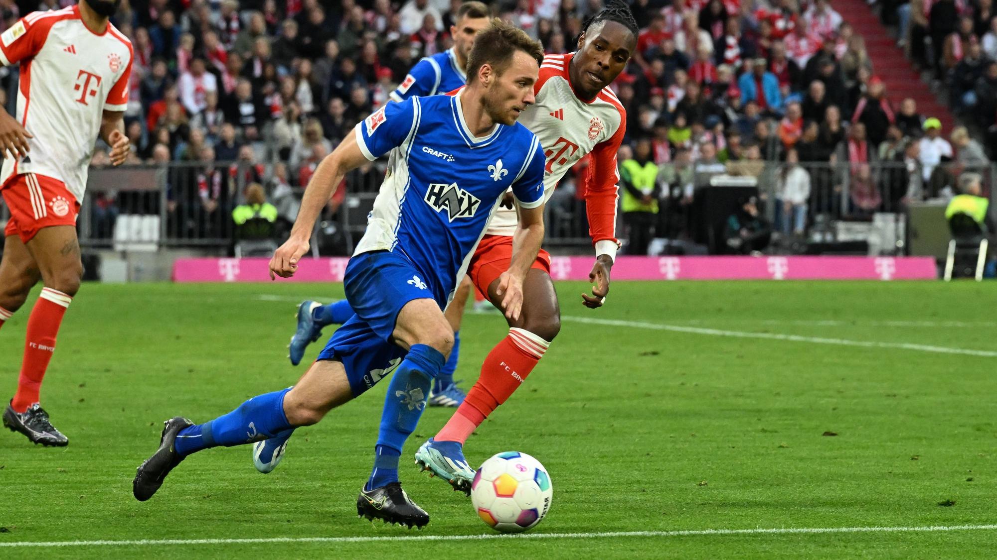 28.10.2023, xsltx, Fussball 1.Bundesliga, FC Bayern Muenchen - SV Darmstadt 98 emspor, v.l. Matthias Bader SV Darmstadt 98, Mathys Tel FC Bayern München DFL/DFB REGULATIONS PROHIBIT ANY USE OF PHOTOGRAPHS as IMAGE SEQUENCES and/or QUASI-VIDEO Muenchen *** 28 10 2023, xsltx, Football 1 Bundesliga, FC Bayern Muenchen SV Darmstadt 98 emspor, v l Matthias Bader SV Darmstadt 98 , Mathys Tel FC Bayern Munich DFL DFB REGULATES PROHIBIT ANY USE OF PHOTOGRAPHS as IMAGE SEQUENCES and or QUASI VIDEO Muenchen