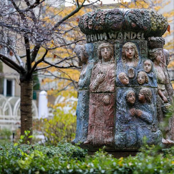 Der Frauenbrunnen im Gebäudekomplex „An Farina“ ist der erste Ort der Ruhe und des Friedens in Barbara Schock-Werners Adventskalender.