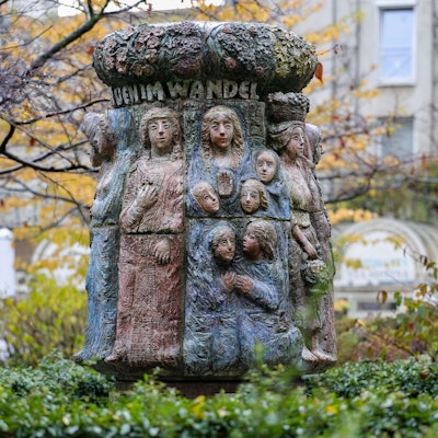 Der Frauenbrunnen im Gebäudekomplex „An Farina“ ist der erste Ort der Ruhe und des Friedens in Barbara Schock-Werners Adventskalender.