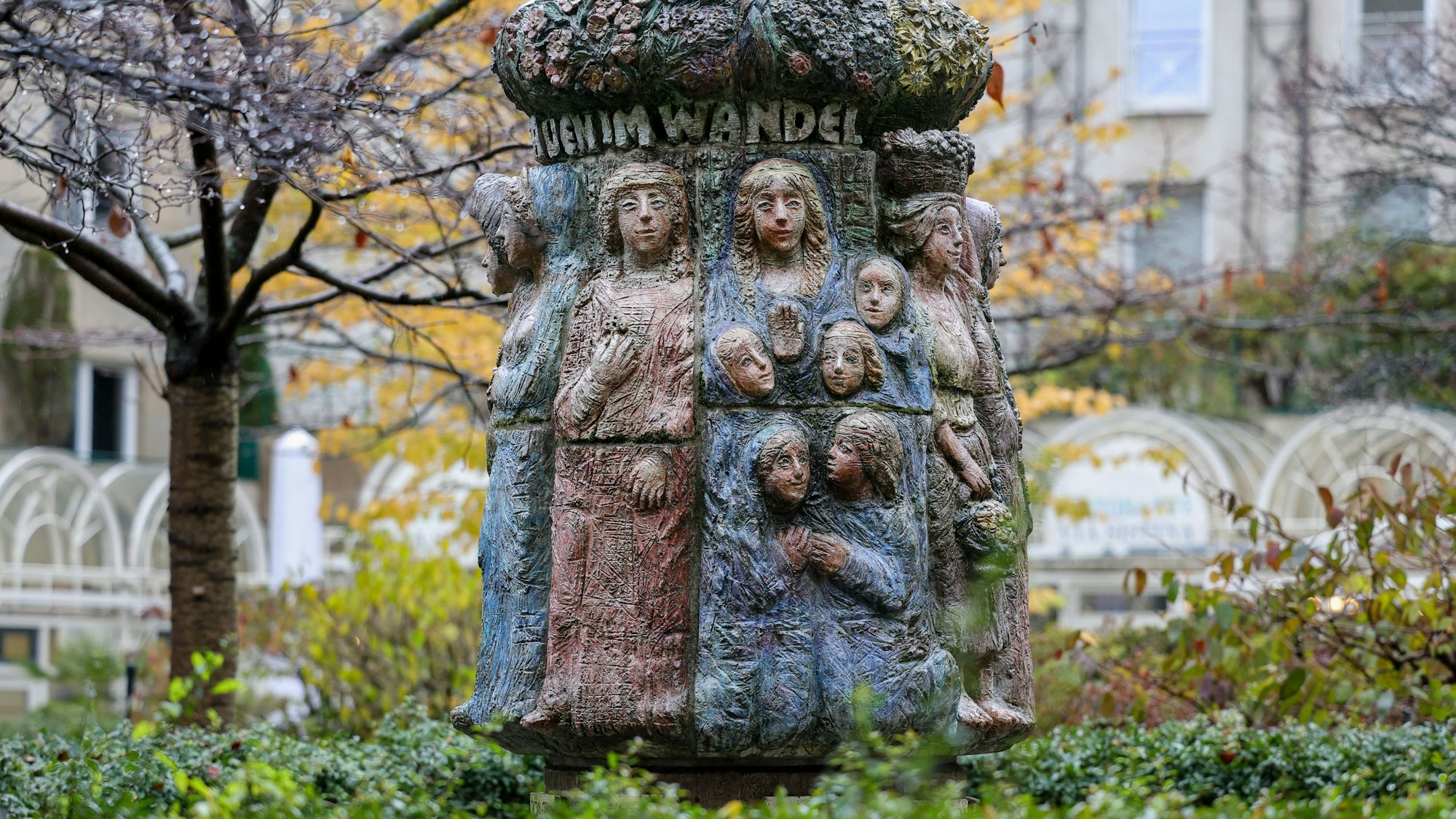 Der Frauenbrunnen im Gebäudekomplex „An Farina“ ist der erste Ort der Ruhe und des Friedens in Barbara Schock-Werners Adventskalender.