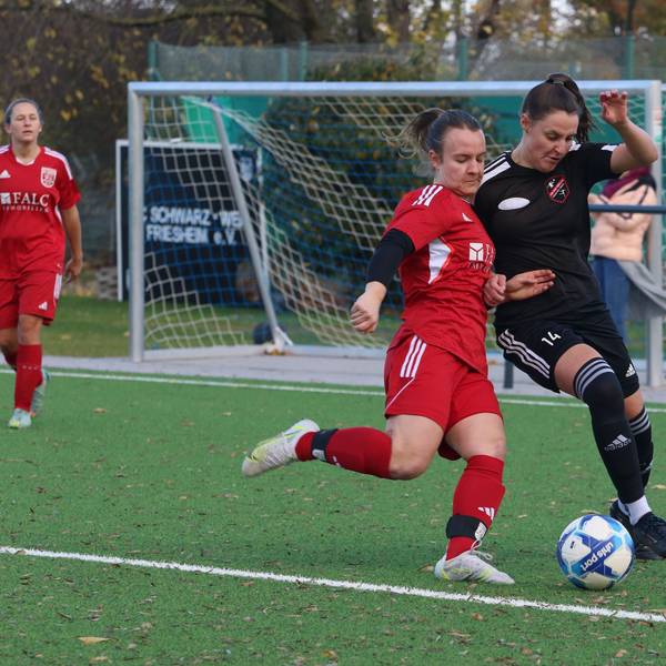 Füssenich-Geichs Fußballerin Laura Barber im Laufduell mit einer Spielerin aus Weiden.