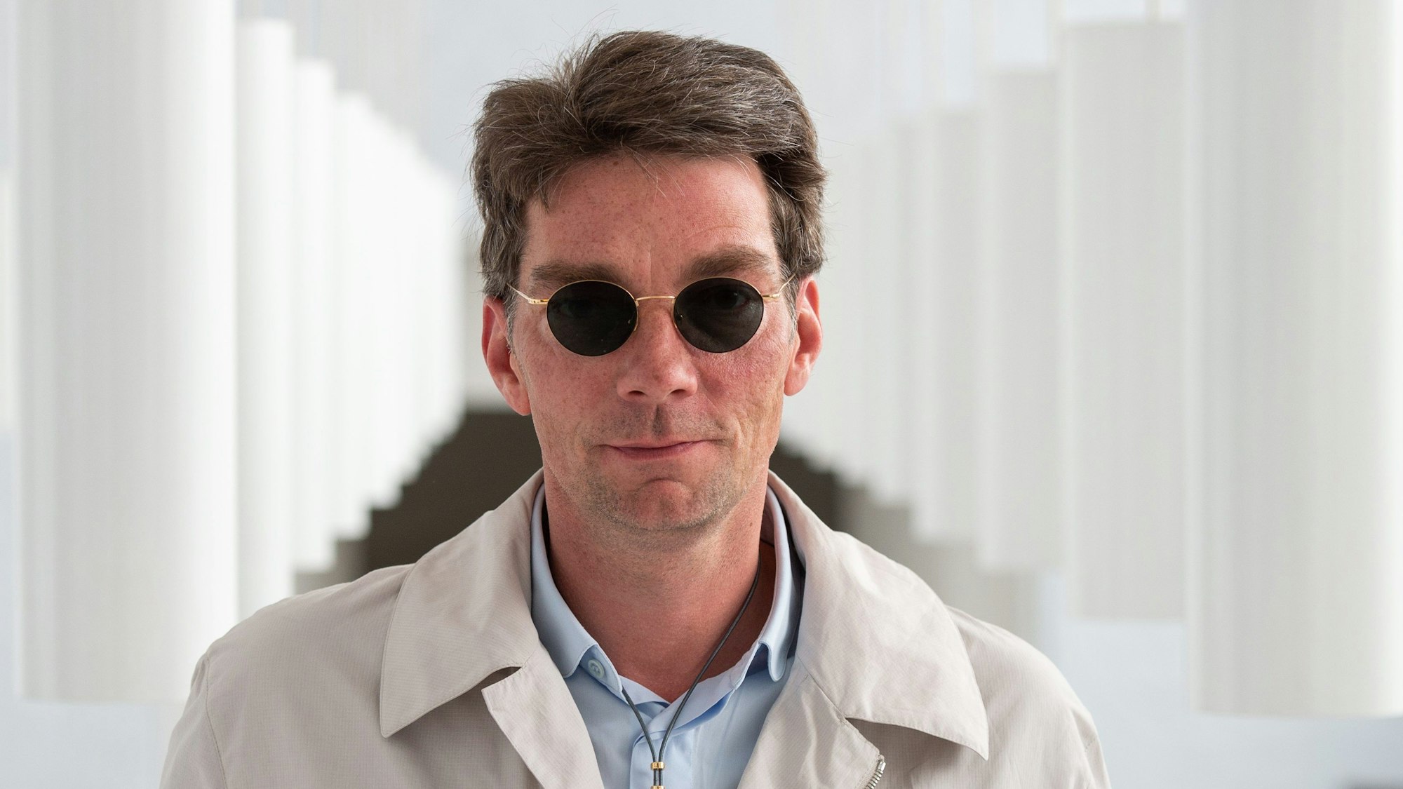 ARCHIV - 26.04.2019, Niedersachsen, Hannover: Marco Goecke, damaliger Ballettdirektor der Staatsoper Hannover, steht im Jahr 2019, im Foyer der Staatsoper.