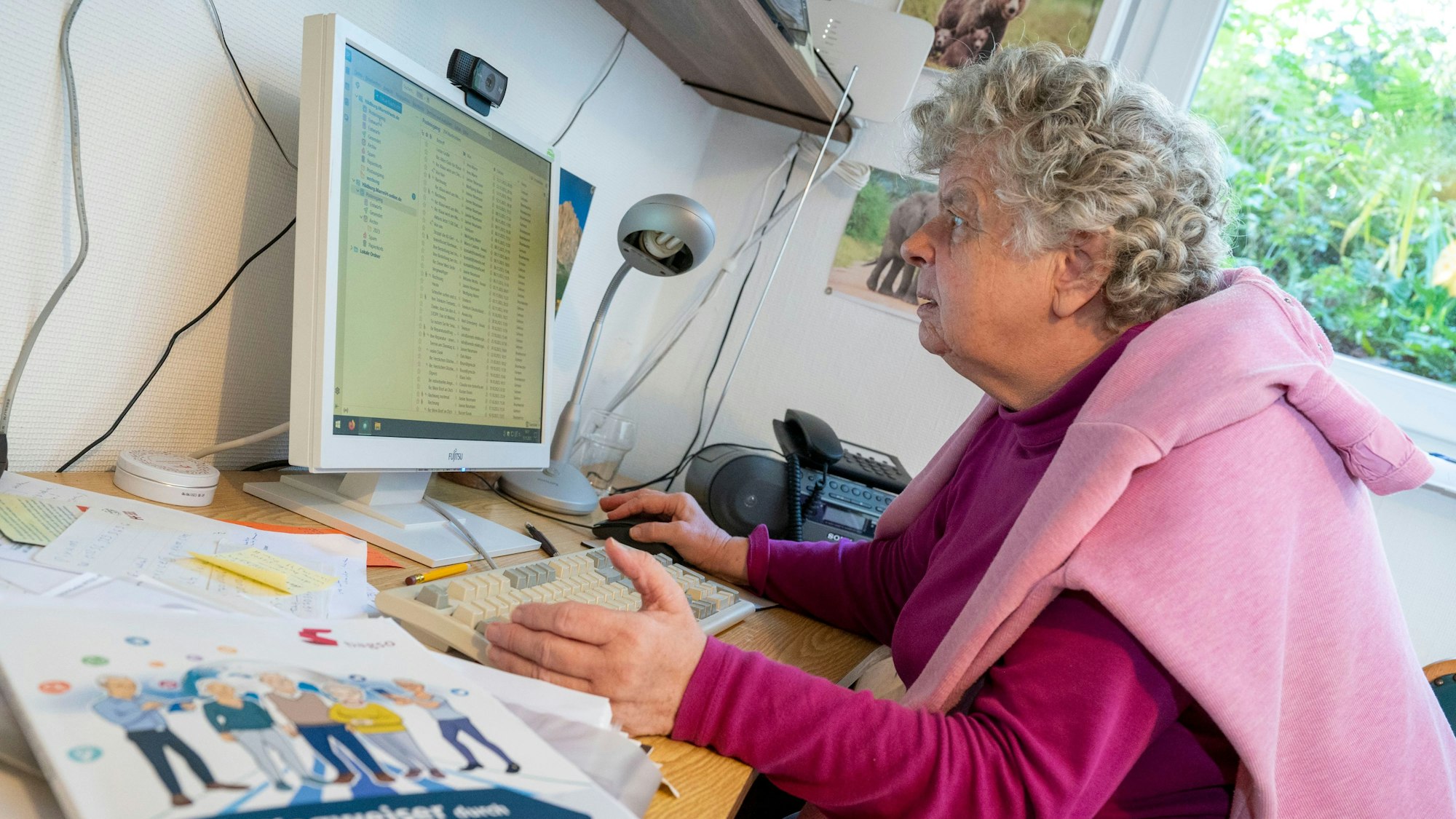 Hildburg Marre versucht mit ihrem Computer zurecht zu kommen. Senioren fühlen sich von der Digitalisierung abgeschnitten.