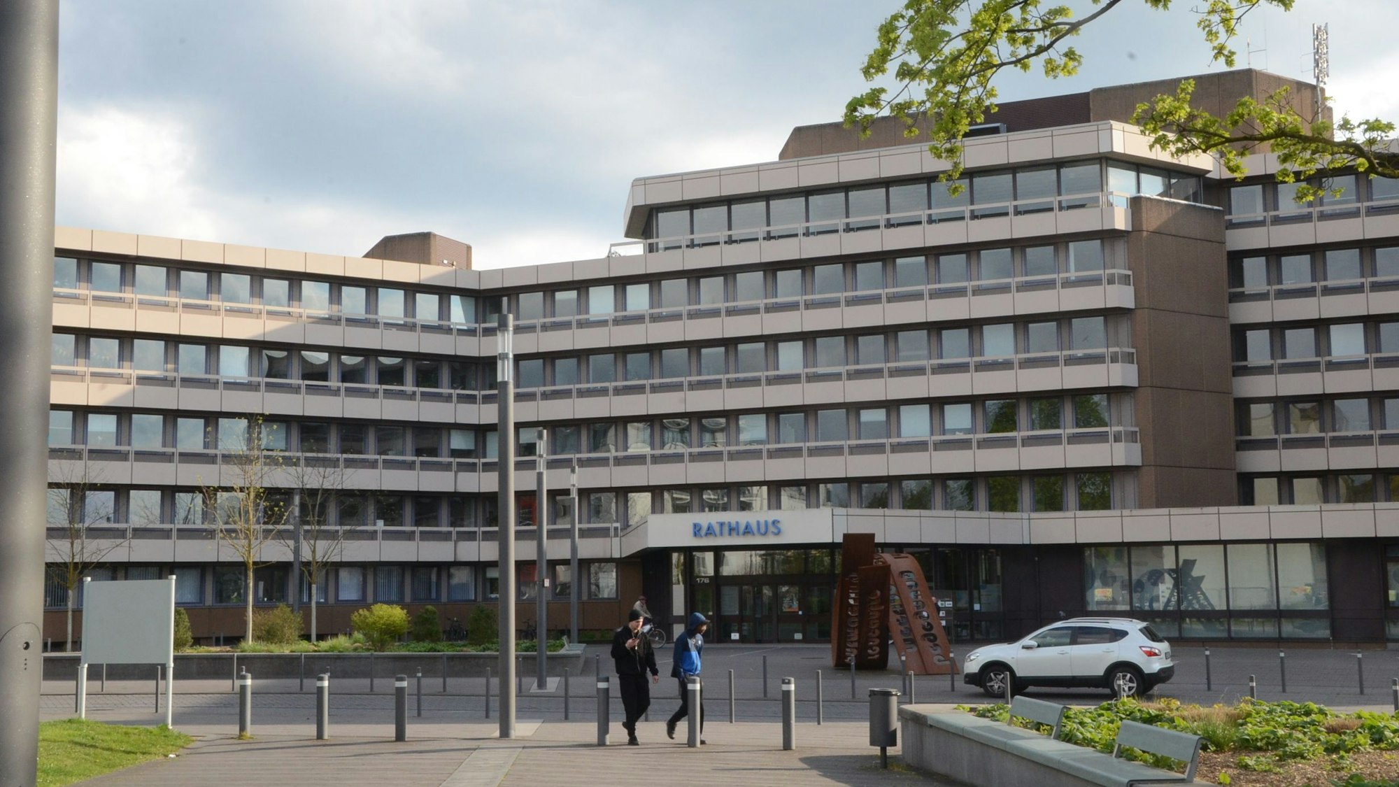Ein Verwaltungsgebäude aus den 70er Jahren. Über dem Eingang steht Rathaus.