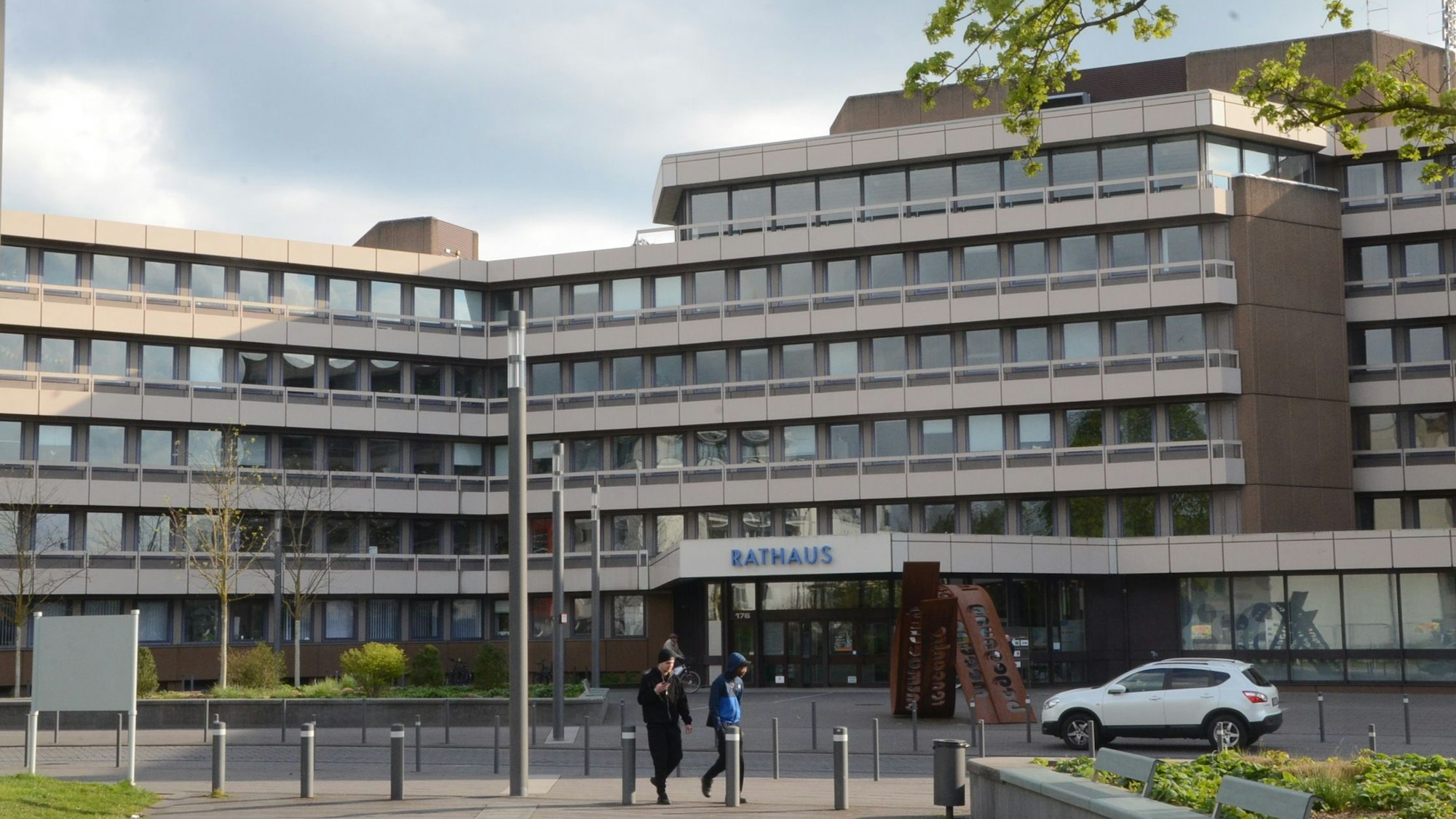 .Ein Verwaltungsgebäude aus den 1970er Jahren. Über dem Eingang steht "Rathaus"