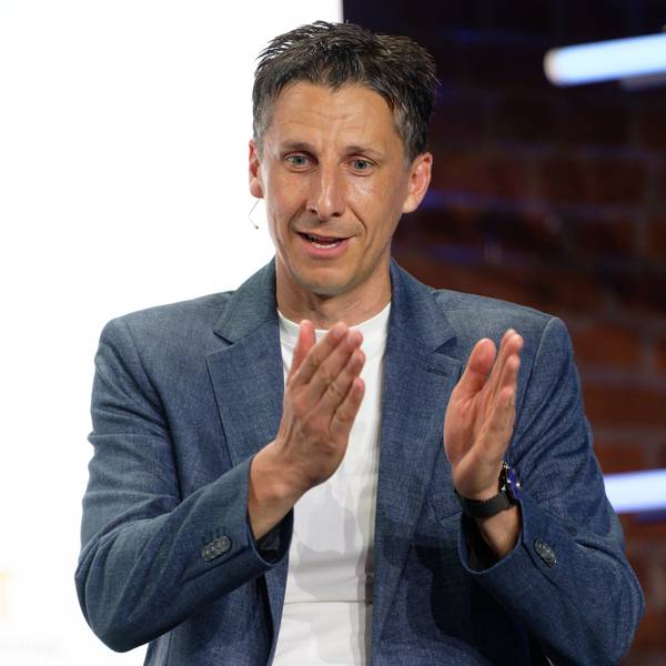 ARCHIV - 28.06.2023, Nordrhein-Westfalen, Aachen: Christian Keller, Geschäftsführer 1. FC Köln, sitzt beim Zukunftskongresses #neuland auf der Bühne. Keller stärkt Trainer Steffen Baumgart in der Krise den Rücken. (zu dpa: «Baumgart und der Bonus: Wie lange hält die «Note 1»?») Foto: Henning Kaiser/dpa +++ dpa-Bildfunk +++