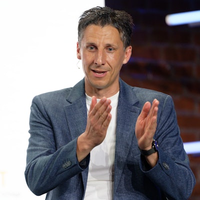 ARCHIV - 28.06.2023, Nordrhein-Westfalen, Aachen: Christian Keller, Geschäftsführer 1. FC Köln, sitzt beim Zukunftskongresses #neuland auf der Bühne. Keller stärkt Trainer Steffen Baumgart in der Krise den Rücken. (zu dpa: «Baumgart und der Bonus: Wie lange hält die «Note 1»?») Foto: Henning Kaiser/dpa +++ dpa-Bildfunk +++