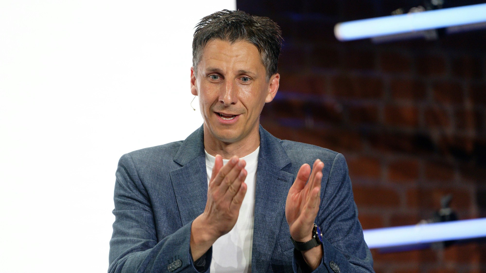 ARCHIV - 28.06.2023, Nordrhein-Westfalen, Aachen: Christian Keller, Geschäftsführer 1. FC Köln, sitzt beim Zukunftskongresses #neuland auf der Bühne. Keller stärkt Trainer Steffen Baumgart in der Krise den Rücken. (zu dpa: «Baumgart und der Bonus: Wie lange hält die «Note 1»?») Foto: Henning Kaiser/dpa +++ dpa-Bildfunk +++