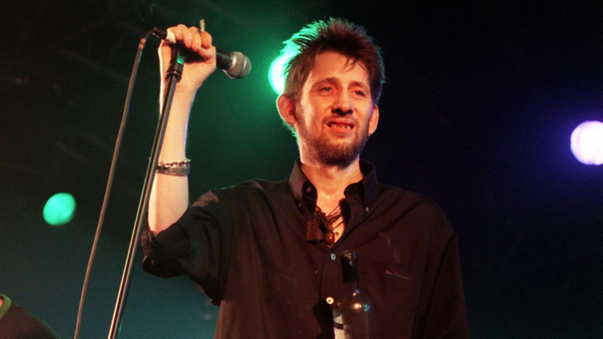 10.07.1999, Großbritannien, London: Shane MacGowan, ehemaliges Pogues-Mitglied auf der Bühne mit seiner Gruppe The Popes beim 10. jährlichen Fleadh in Finsbury Park.