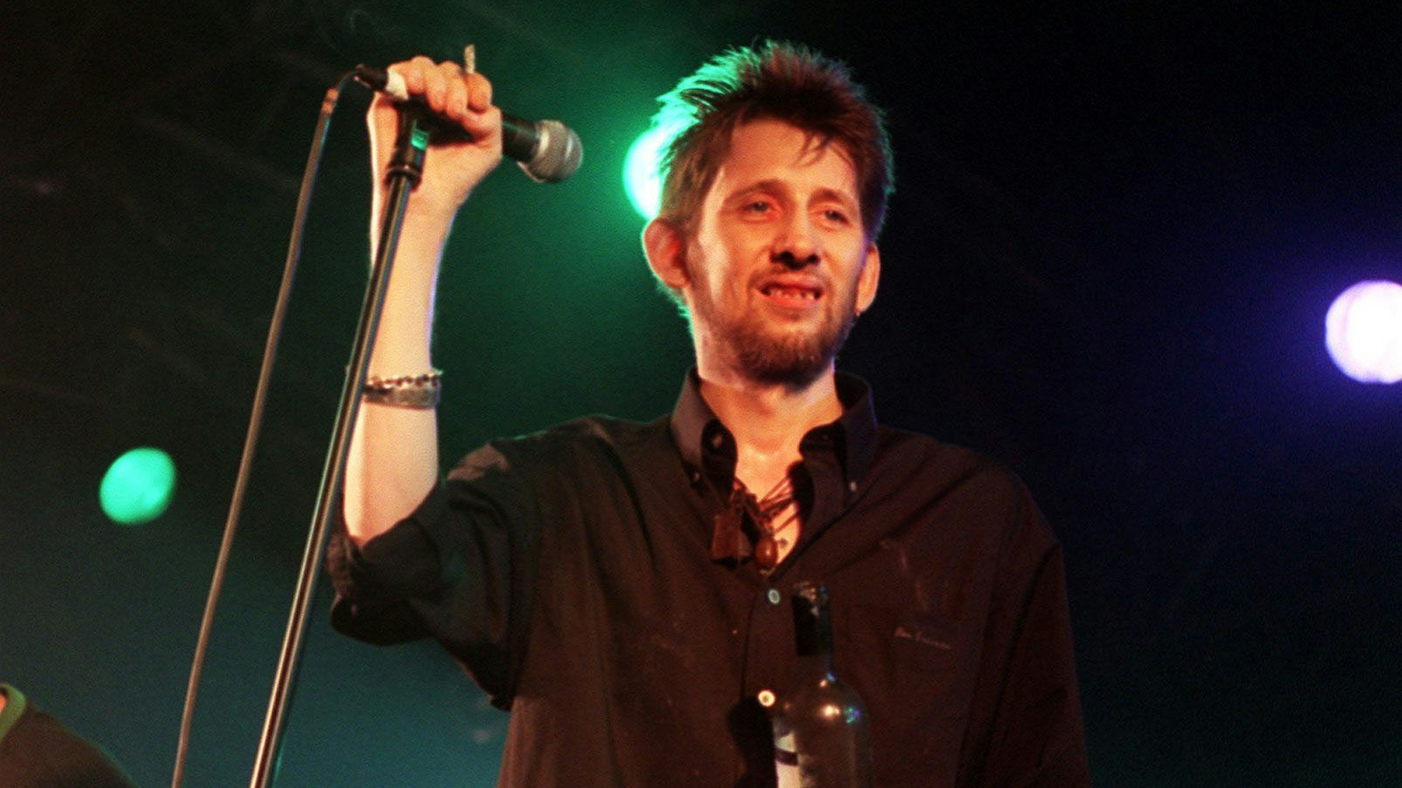 10.07.1999, Großbritannien, London: Shane MacGowan, ehemaliges Pogues-Mitglied auf der Bühne mit seiner Gruppe The Popes beim 10. jährlichen Fleadh in Finsbury Park.