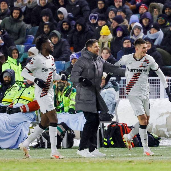 Patrik Schick jubelt nach seinem Treffer. Daneben Edmond Tapsoba und Xabi Alonso.