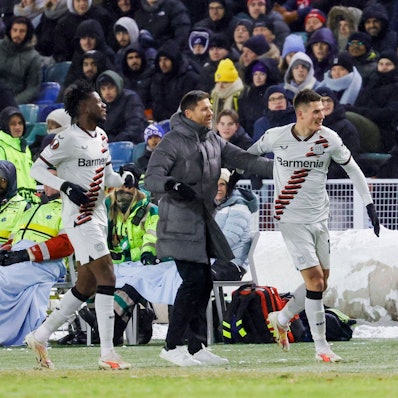 Patrik Schick jubelt nach seinem Treffer. Daneben Edmond Tapsoba und Xabi Alonso.