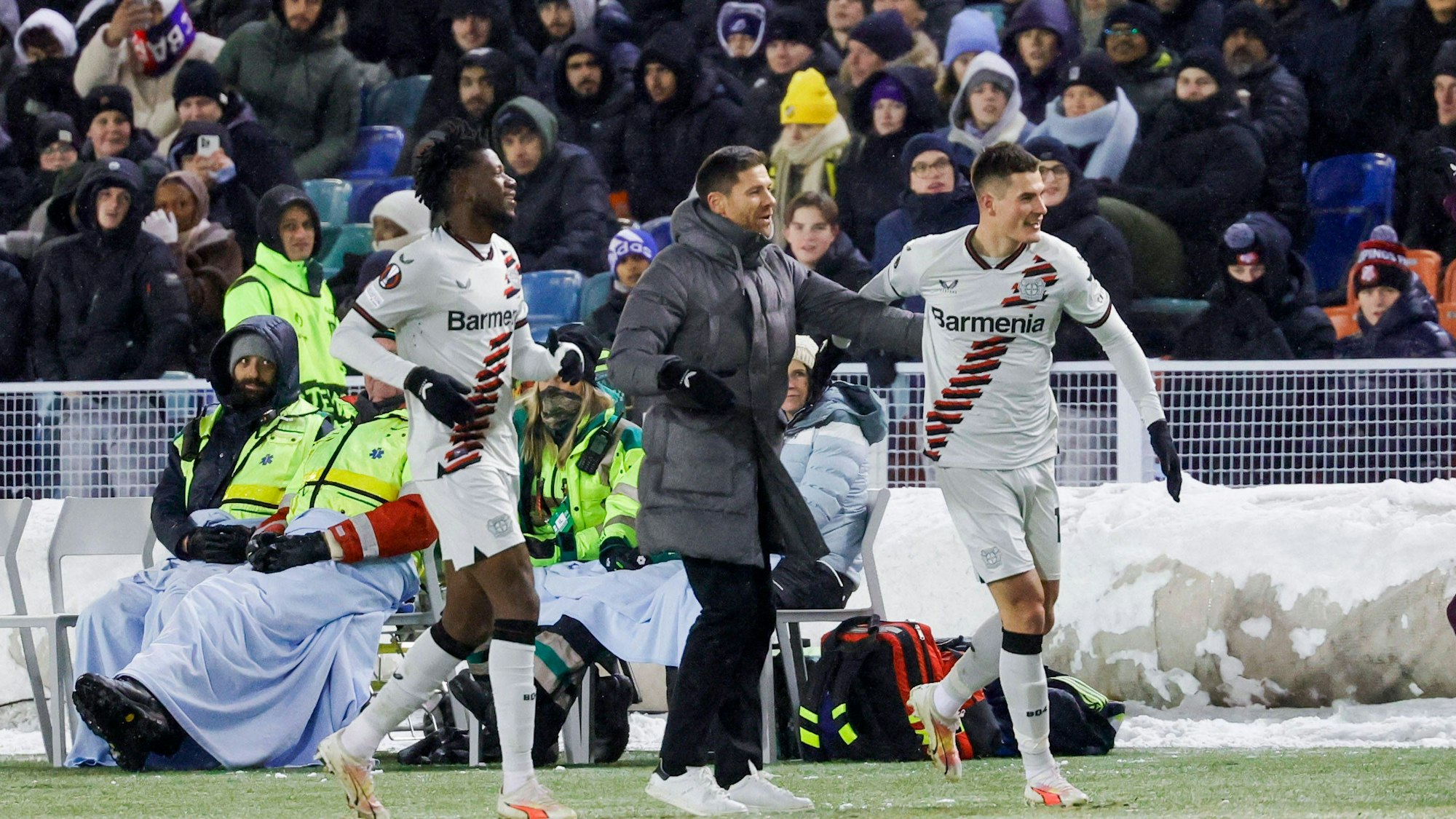 Patrik Schick jubelt nach seinem Treffer. Daneben Edmond Tapsoba und Xabi Alonso.