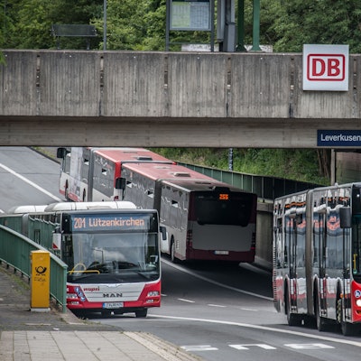 Drei Busse der Wupsi unter einer Unterführung auf Höhe des Chemparks Leverkusen