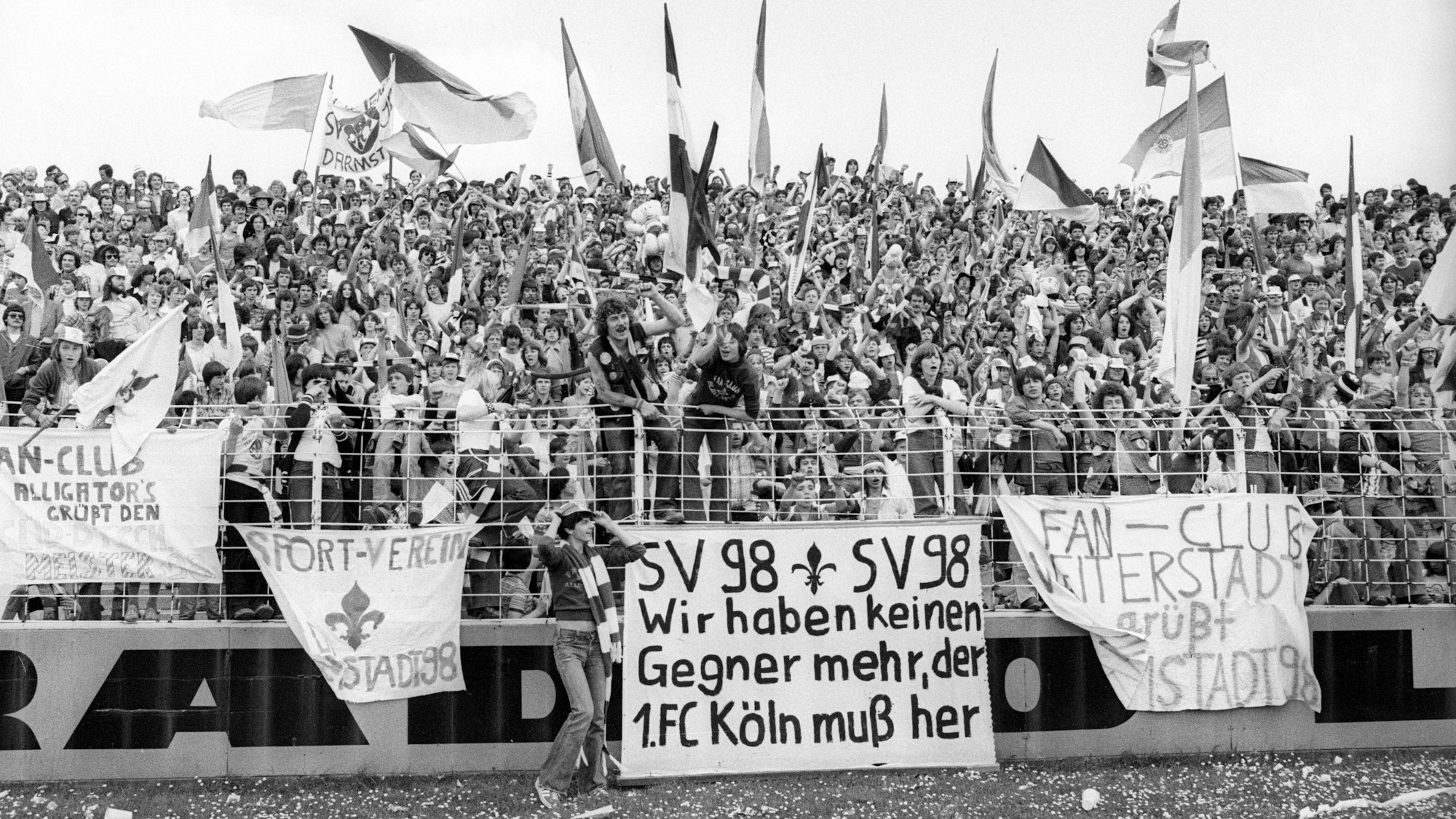 Auf einem Transparent vor einer Fan-Kurve steht der Slogan: Wir haben keine Gegner mehr, der 1. FC Köln muss her.