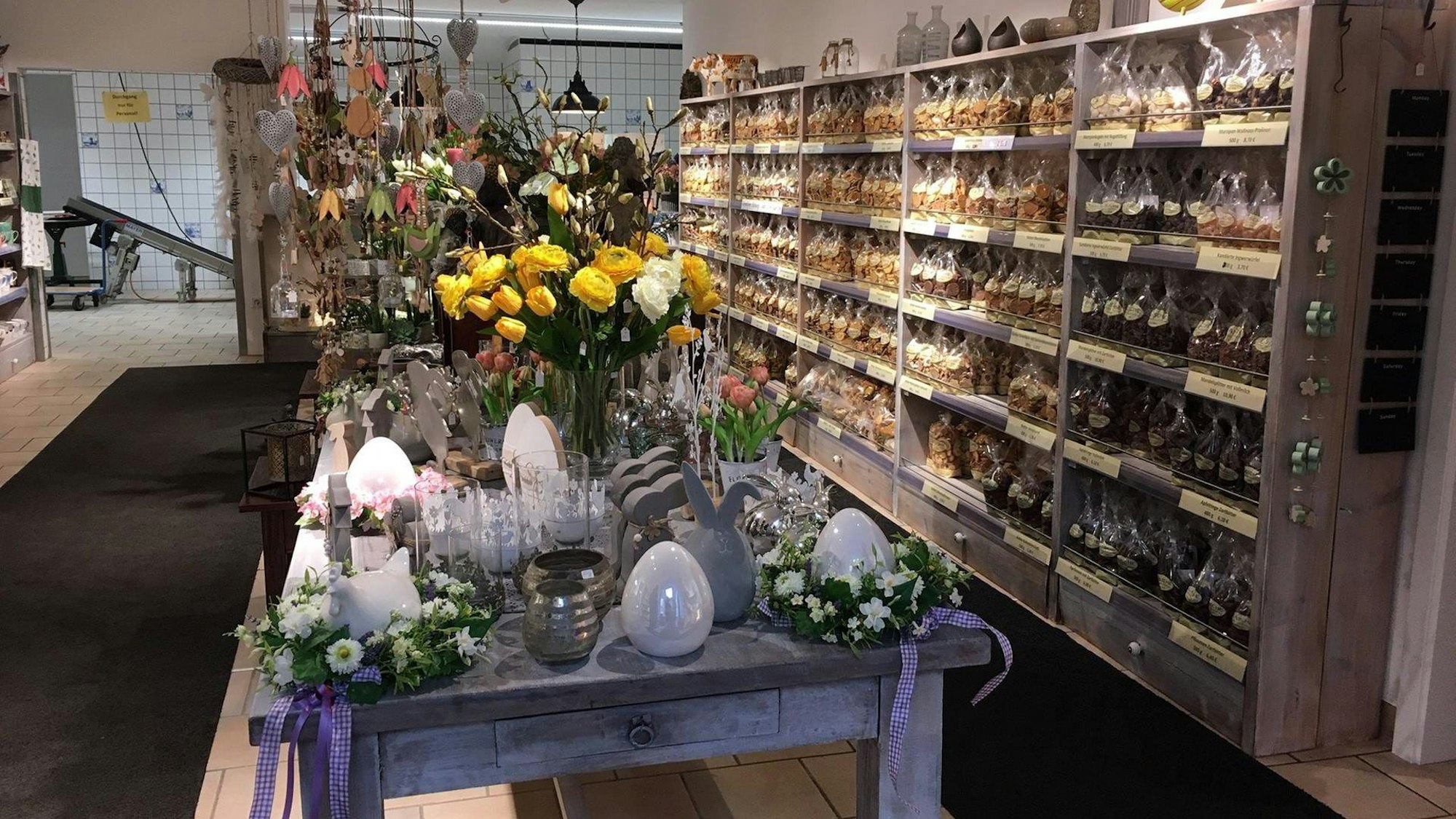 Ein Blick in den Werksverkauf der Gebäckmanufaktur Lassche aus dem Jahr 2020. In einem Regal steht Gebäck, davor ein Tisch mit allerlei Ostergeschenkideen.