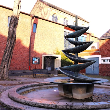 Ein Brunnen auf einem Vorplatz