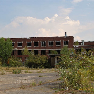 Auf dem Foto ist ein Gebäude der verfallenen Norton-Fabrik in Wesseling zu sehen.