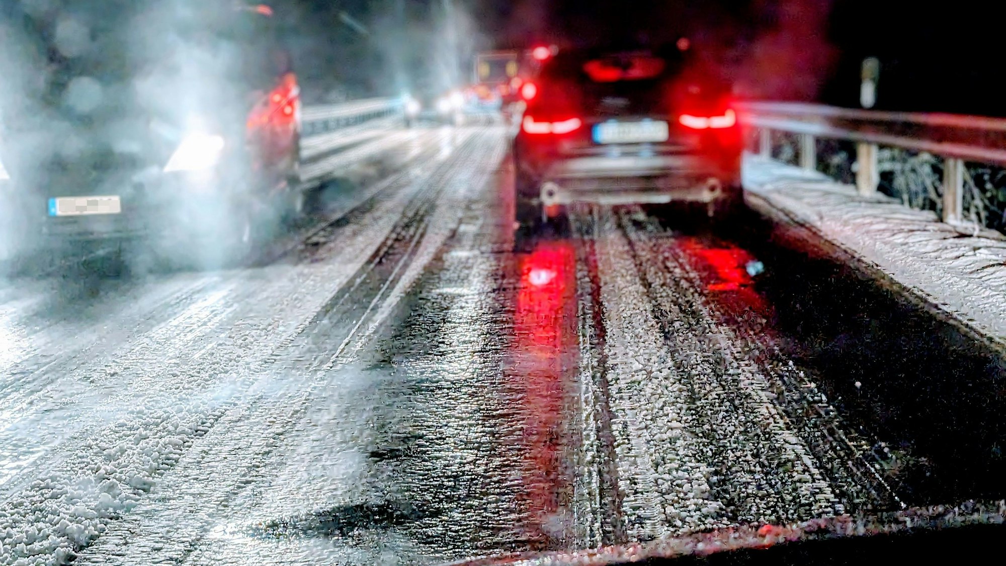 Das in der Dunkelheit aufgenommene Foto dokumentiert die schwierigen Verkehrsverhältnisse auf der Straße bei Nettersheim.