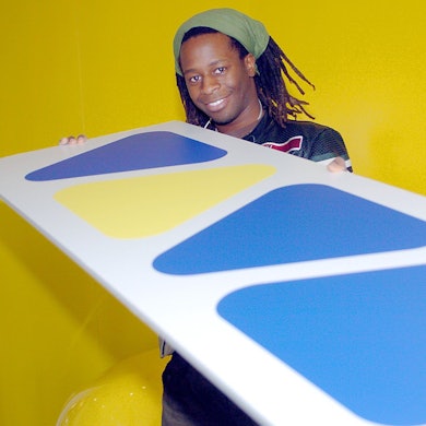 Mola Adebisi, ehemaliger Viva-Moderator, hält 2003 im Sendegebäude das bekannte Logo des Musiksenders in Händen. (Archivbild)