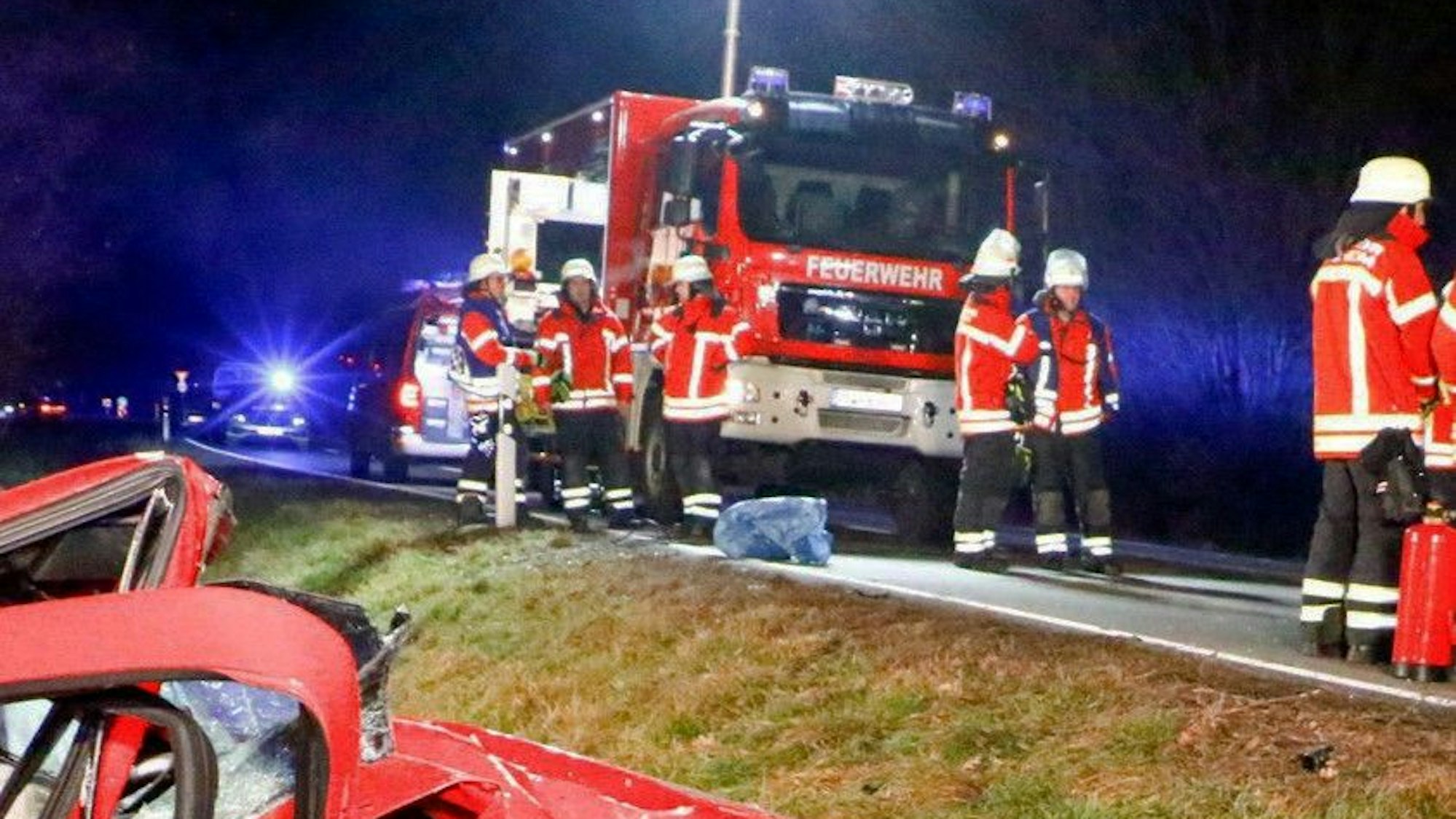 Rettungskräfte an einem Unfallort (Symbolfoto).