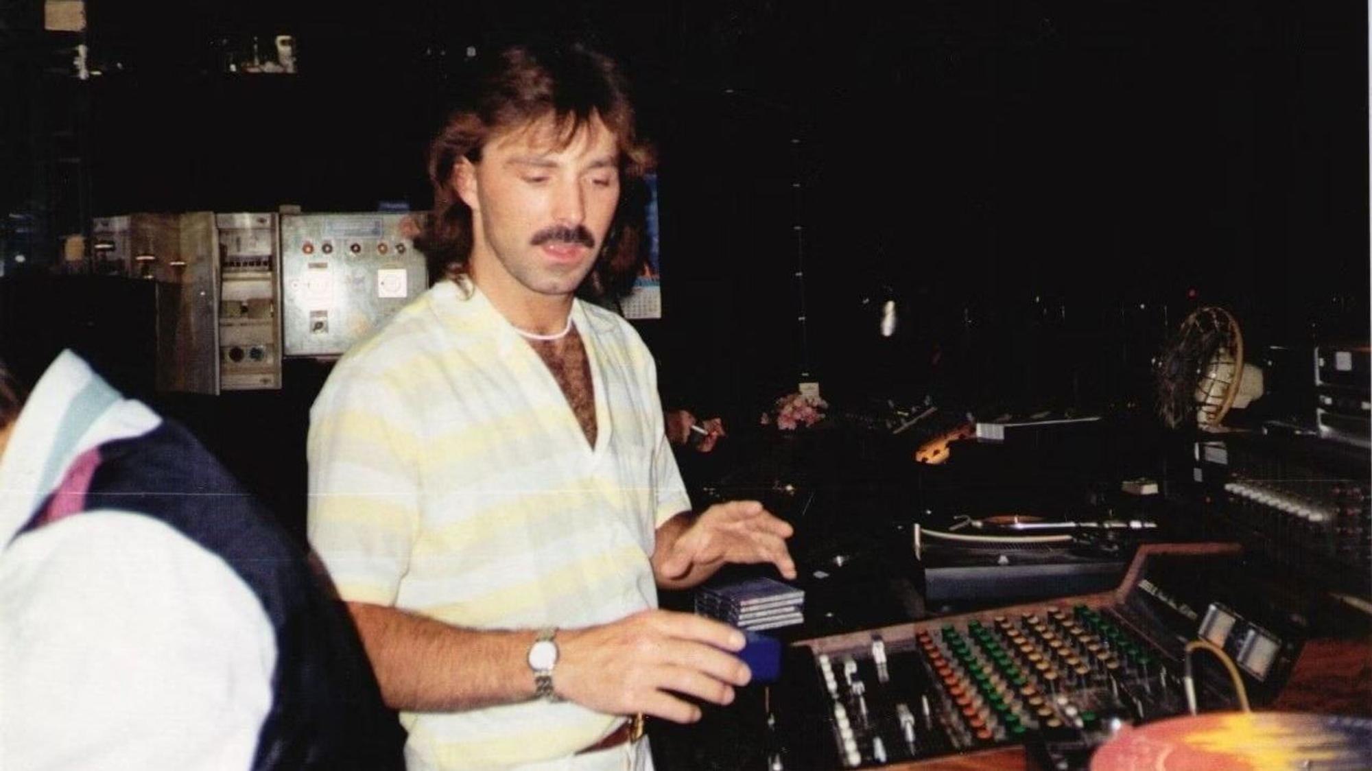 DJ Horst Blum in der Siegburger Disco „Pastiche“ im Jahr 1971 am DJ-Pult
