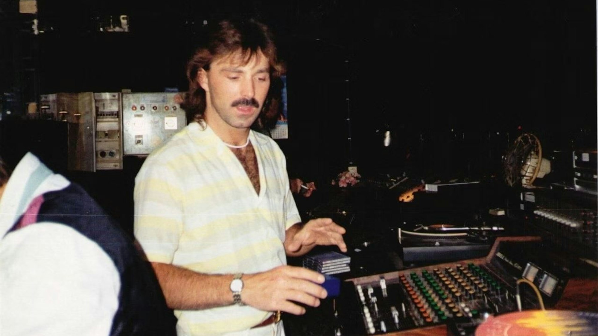 DJ Horst Blum in der Siegburger Disco „Pastiche“ im Jahr 1971 am DJ-Pult