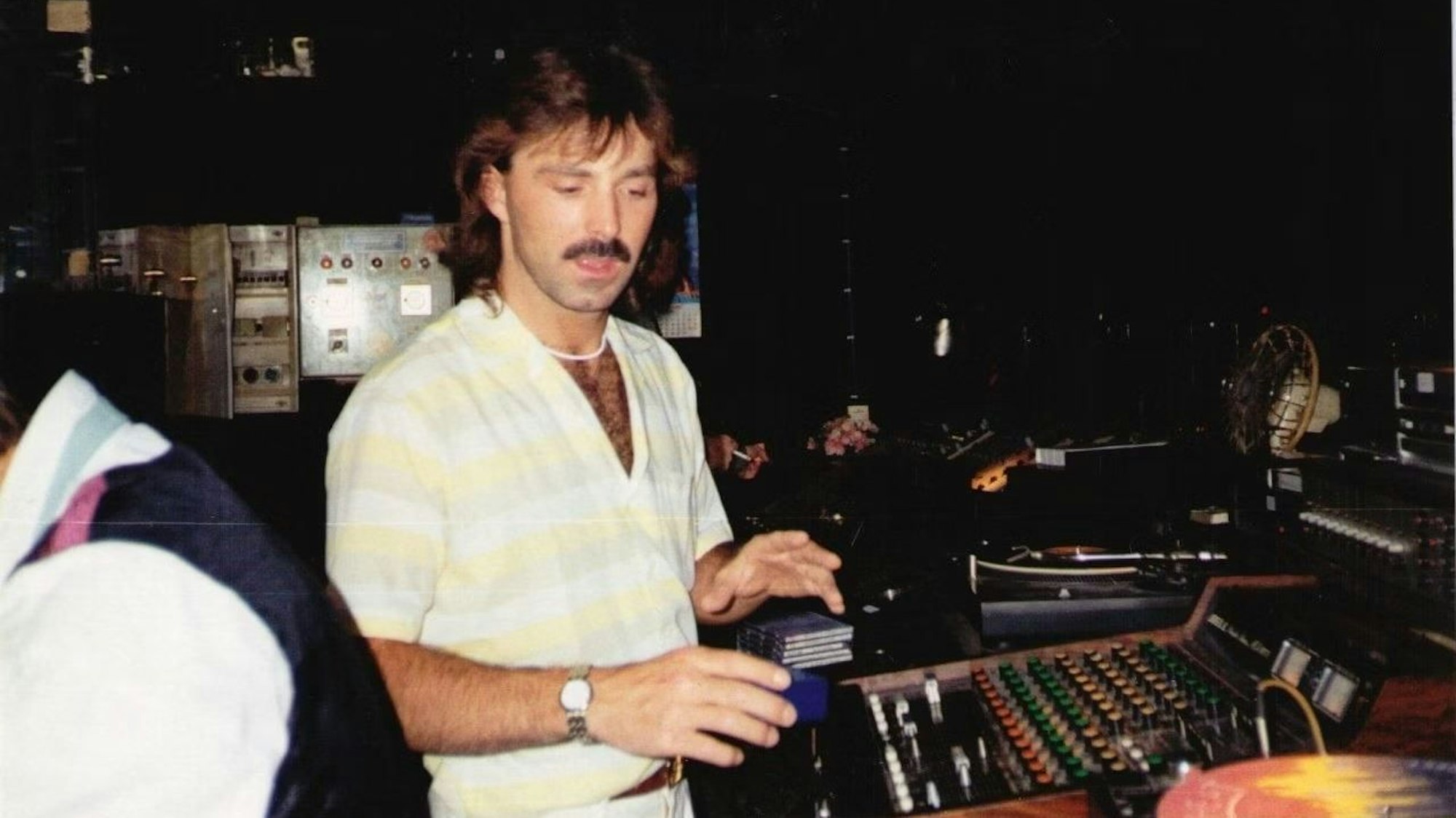 DJ Horst Blum in der Siegburger Disco „Pastiche“ im Jahr 1971 am DJ-Pult