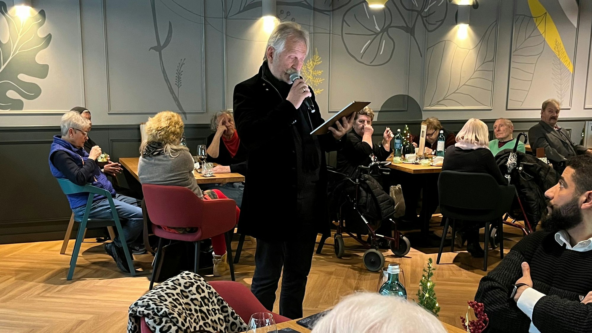 Henning Krautmacher liest eine Weihnachtsgeschichte vor.