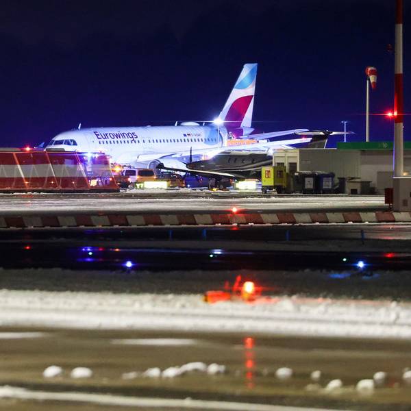 Eine Maschine der Fluggesellschaft Eurowings steht abseits der Terminals auf dem Hamburger Flughafen.
