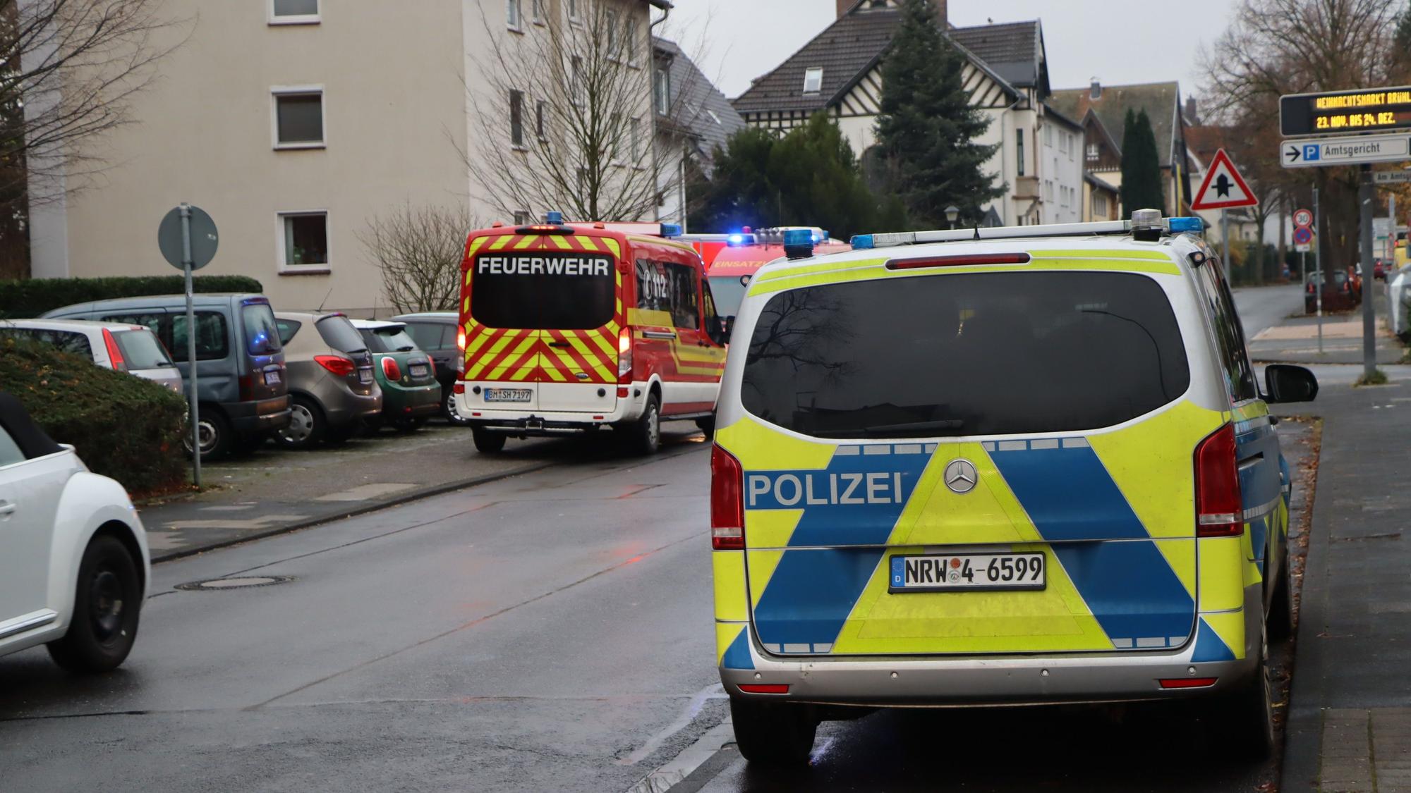 Acht Rettungswagen, vier Notärzte, Polizei und Feuerwehrleute mit Einsatzleiter Peter Berg kamen zur Clemens-August-Schule, um den Kindern und Jugendlichen zu helfen.
