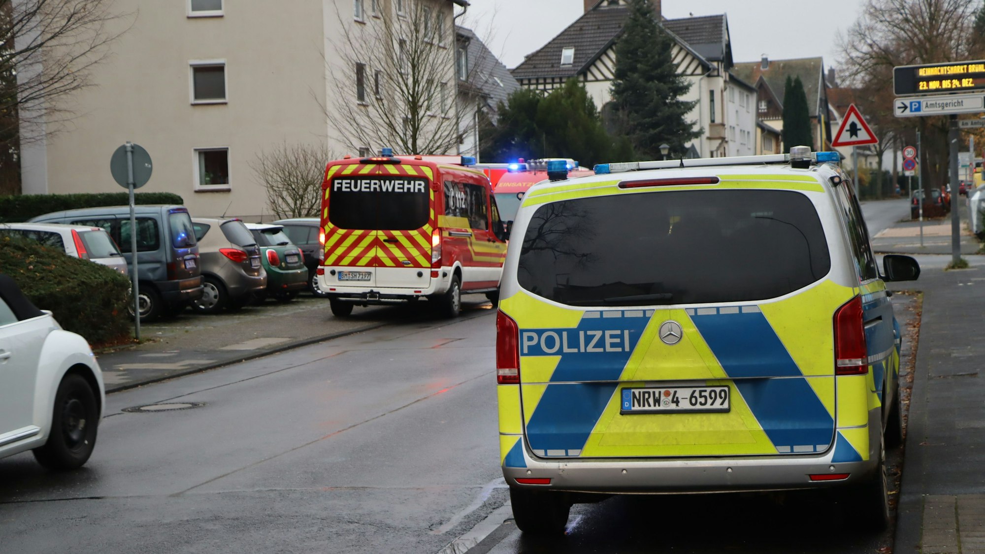 Acht Rettungswagen, vier Notärzte, Polizei und Feuerwehrleute mit Einsatzleiter Peter Berg kamen zur Clemens-August-Schule, um den Kindern und Jugendlichen zu helfen.