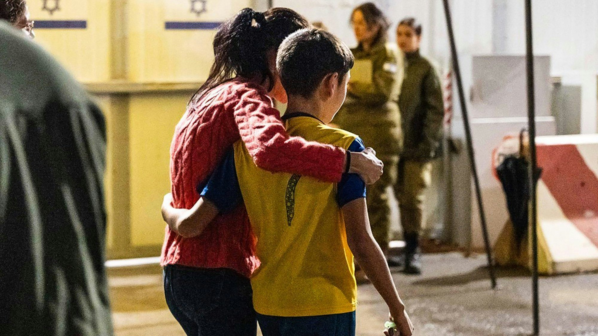 Der zwölfjährige Eitan Yahalomi nach seiner Freilassungen aus der Hamas-Geiselhaft mit seiner Mutter. (Archivbild)