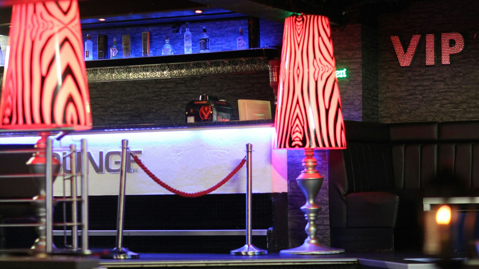 Blick ins Innere der Siegburger Diskothek Klangfabrik, hier die VIP-Lounge. Rote Lampenschirme finden sich vor einer Bar.