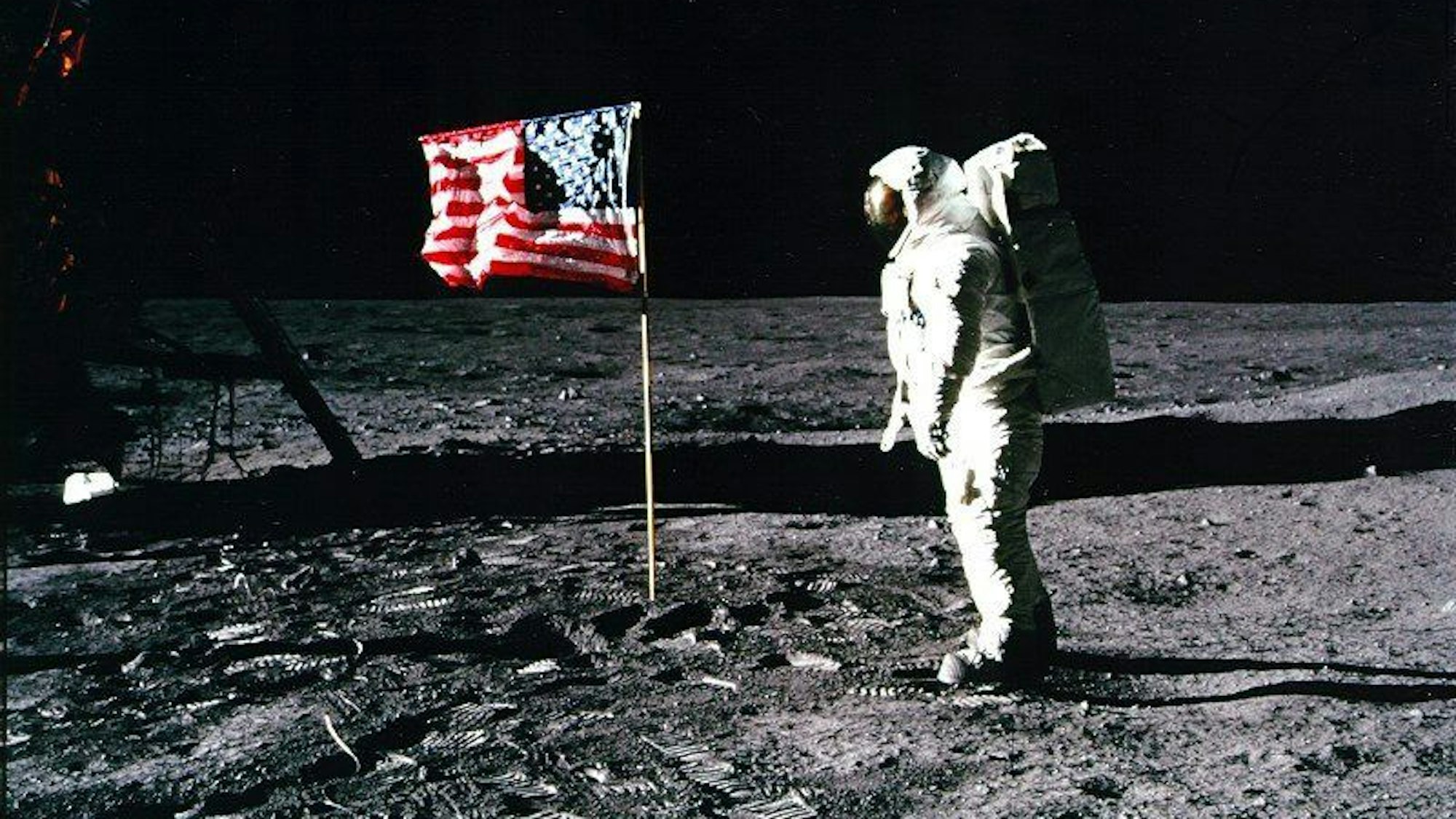 ARCHIV - 20.07.1969, ---, Mond: HANDOUT - Apollo 11-Astronaut Edwin «Buzz» Aldrin steht neben der US-Flagge auf dem Mond.