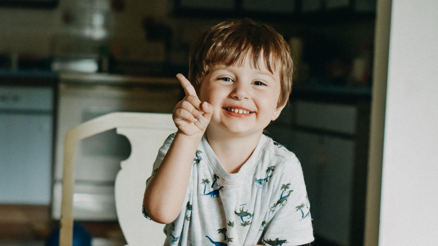 Ein kleiner Junge hebt den Zeigefinger.