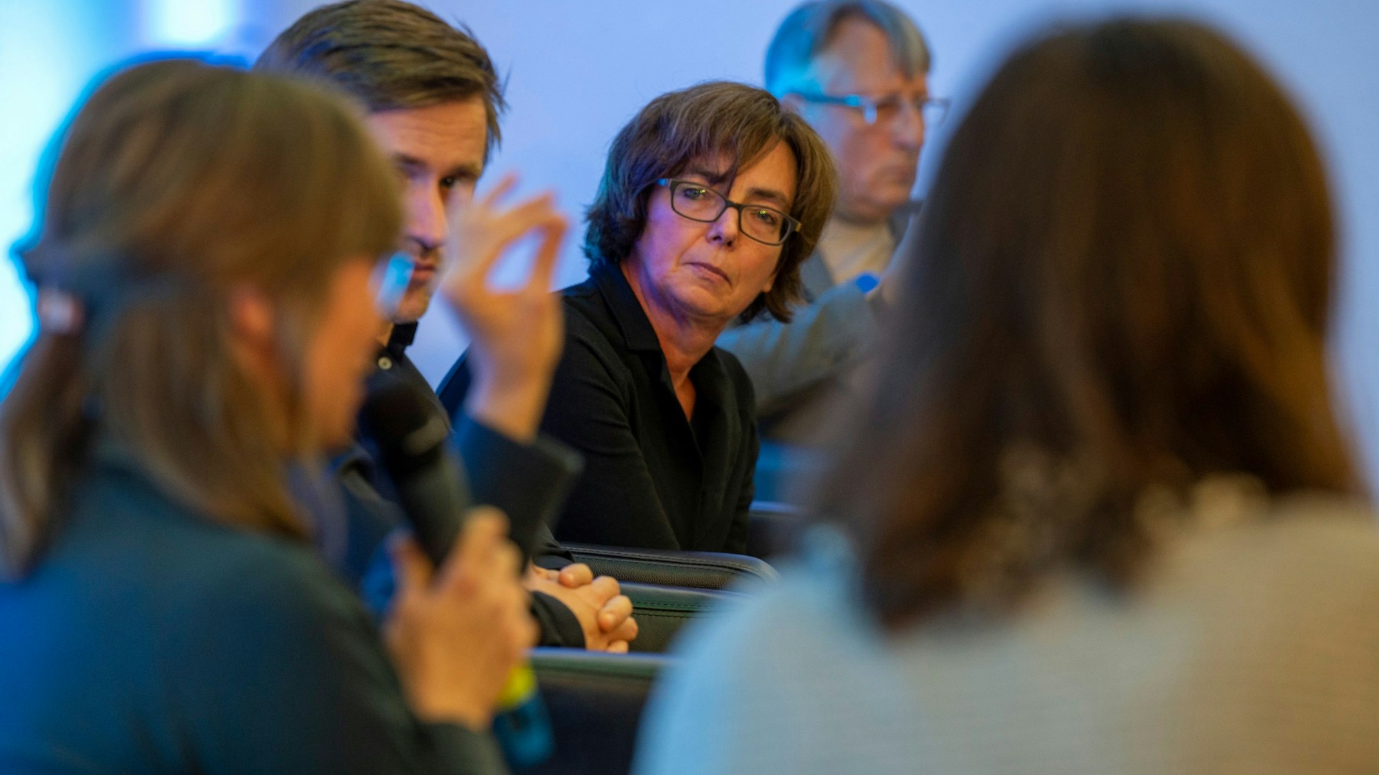 29.11.2023, Köln: Diskussionsrunde des Kölner Stadt-Anzeigers zu Schulwegsicherheit im Studio DuMont. Foto: Uwe Weiser