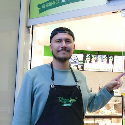 Ein Mann steht vor einem Restaurant.