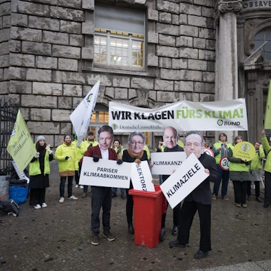 Aktivisten mit Masken von Wirtschaftsminister Habeck (l-r), Bauministerin Geywitz, Bundeskanzler Scholz und Verkehrsminister Wissing protestierten vor dem Oberverwaltungsgericht Berlin.