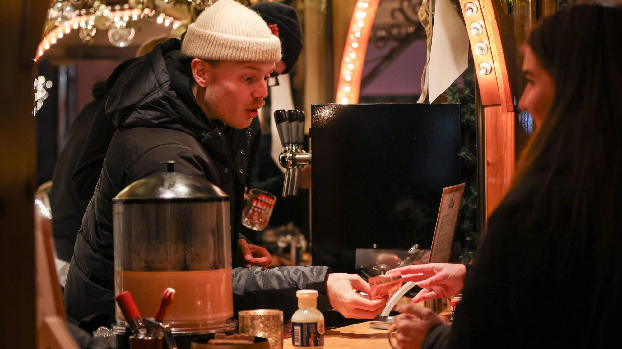 Telekom Baskets Bonn verkaufen Glühwein für den guten Zweck.
