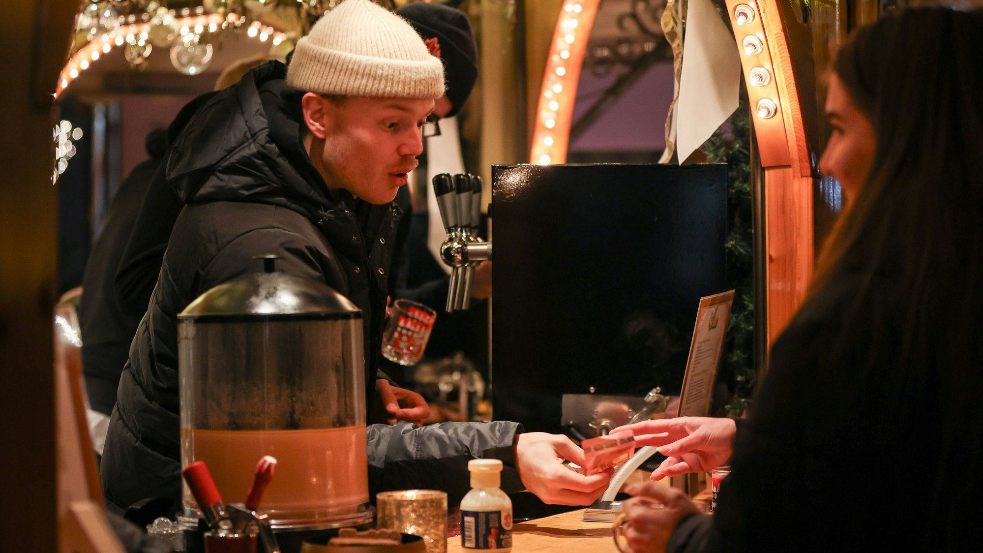Telekom Baskets Bonn verkaufen Glühwein für den guten Zweck.