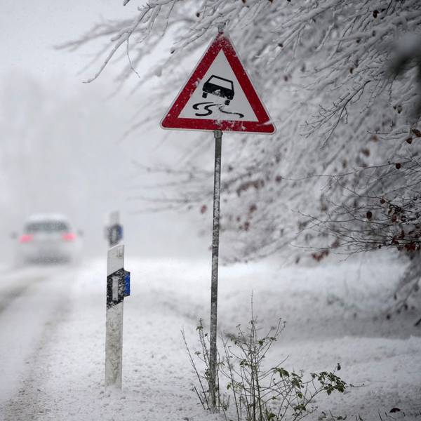 Starker Schneefall hat in Deutschland vor allem in höheren Lagen Chaos auf den Straßen verursacht. Mehrere Autos sind im Schnee auf einer Landstraße eingeschlossen.
