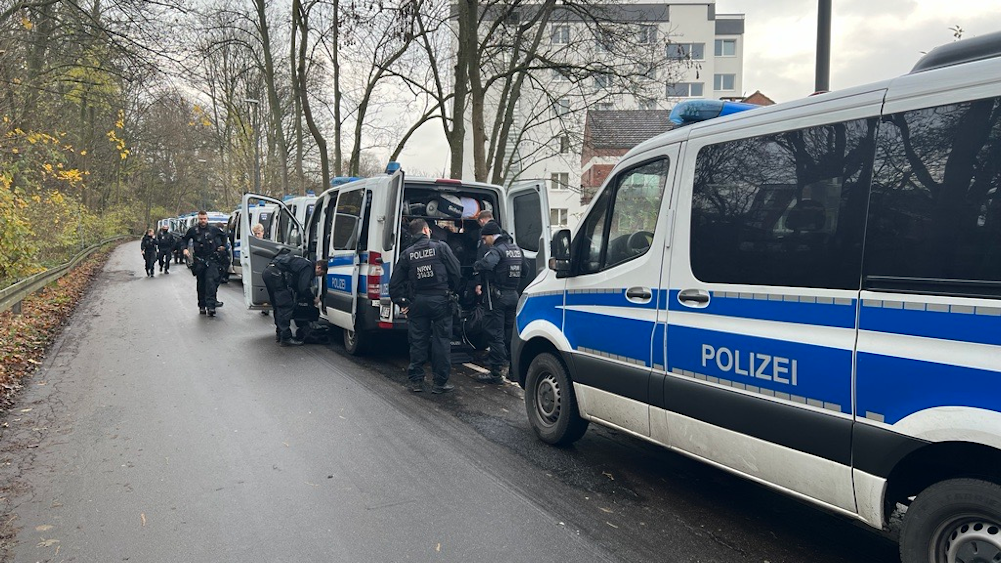 Zu sehen sind mehrere Einsatzwagen und Einsatzkräfte der Polizei.
